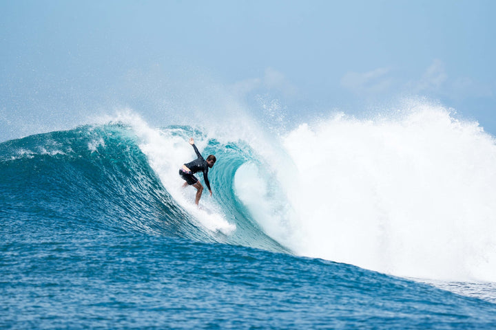 Un surfeur en haut de vague