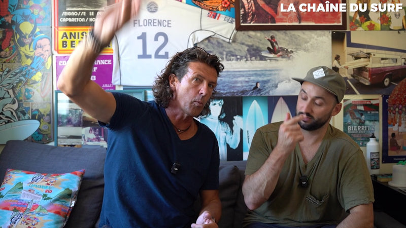 Philippe mime le geste pendant que Thibaut regarde la vidéo