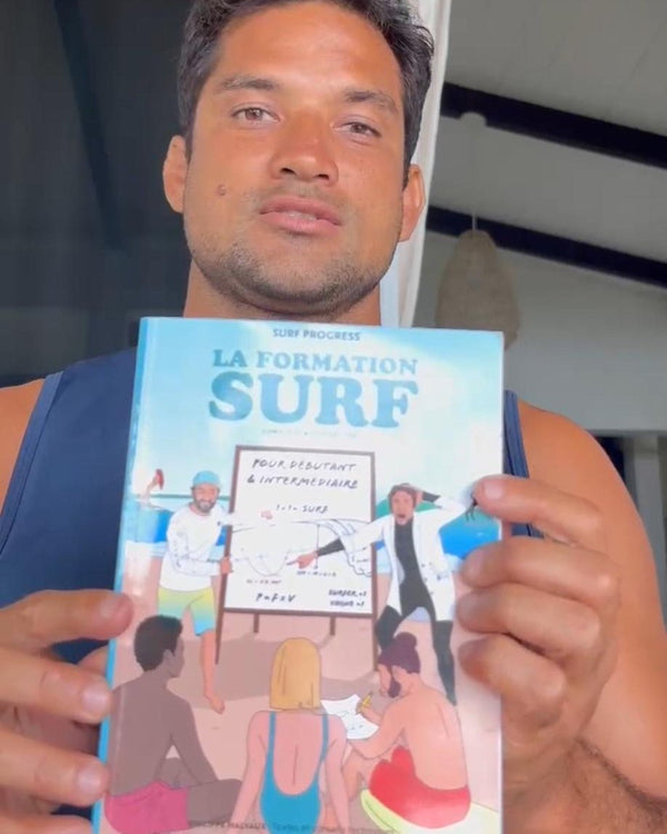 Un surfeur professionnel tient le livre La Formation Surf