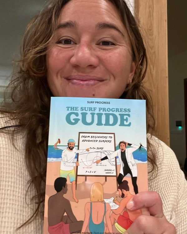 Une surfeuse professionnelle tient l'édition anglaise du livre