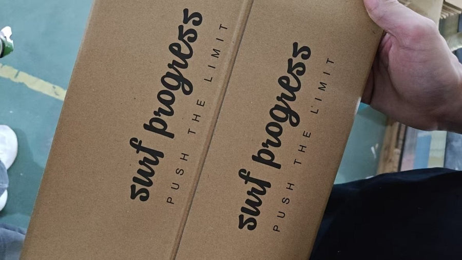 Le carton d'expédition marqué surf progress, push the limit