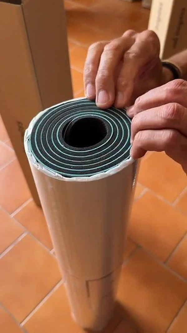 Le tapis roulé, sorti de son carton