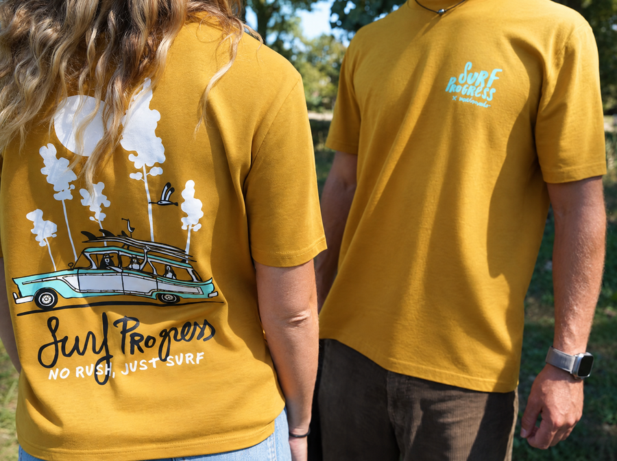 T-shirt Surf Progress Ochre porté