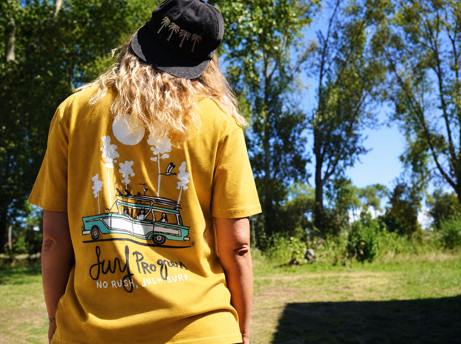 T-shirt Surf Progress Ochre porté