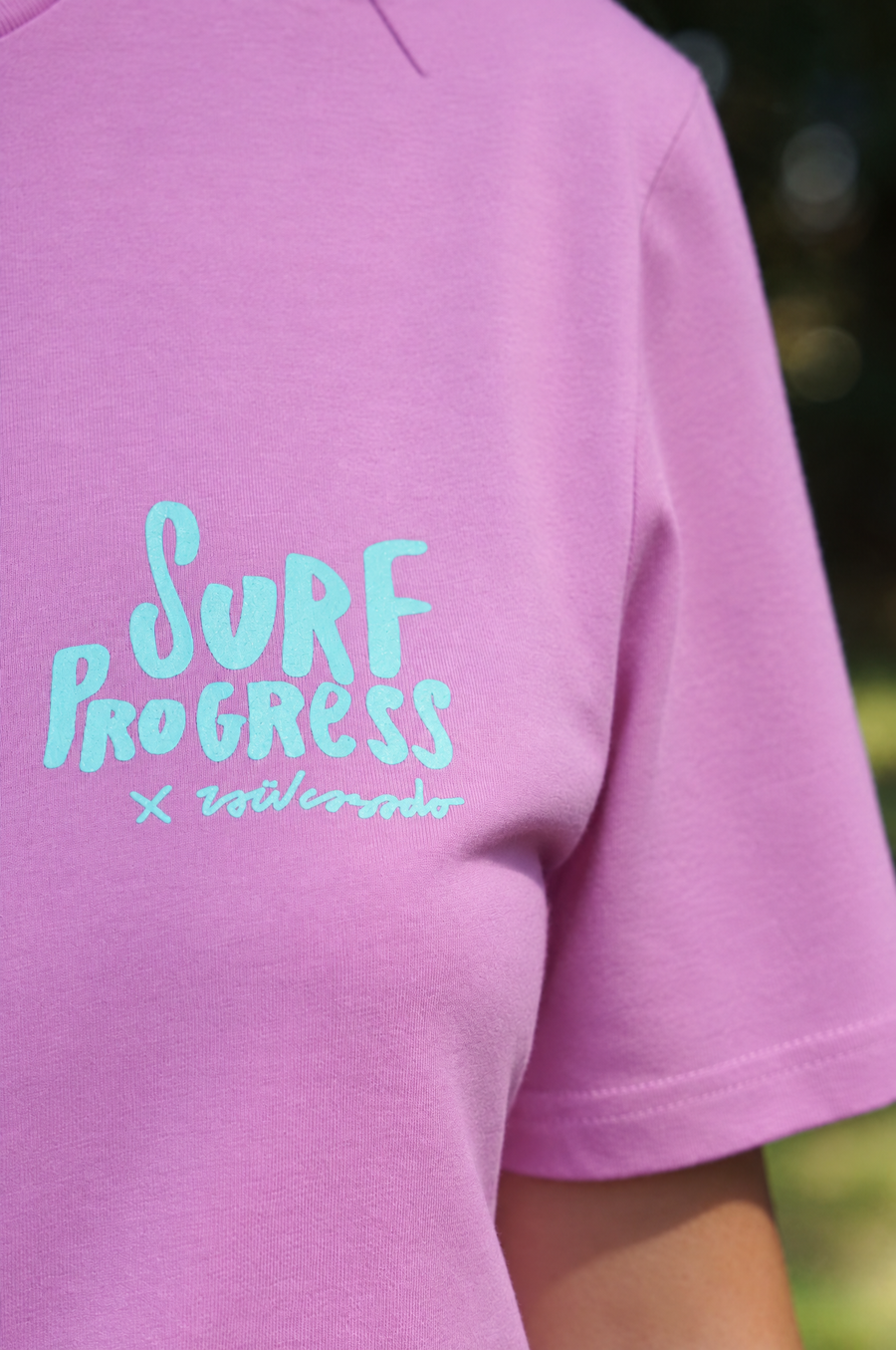 T-shirt Surf Progress Bubble Pink porté