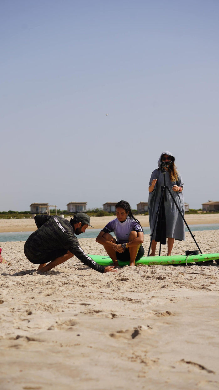 Analyse vidéo sur la plage, la caméra sur trépied