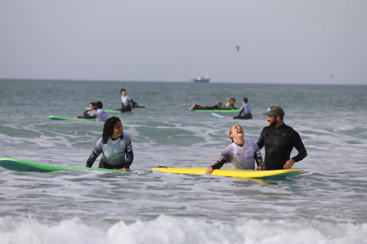 Le cours dans l’eau, les élèves autour du coach