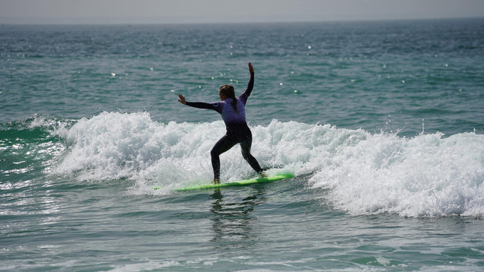 Une élève debout sur sa vague à Dakhla