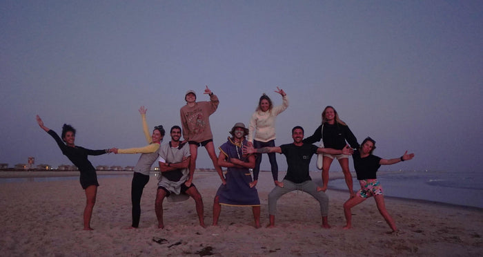 Le groupe pose sur la plage au coucher du soleil