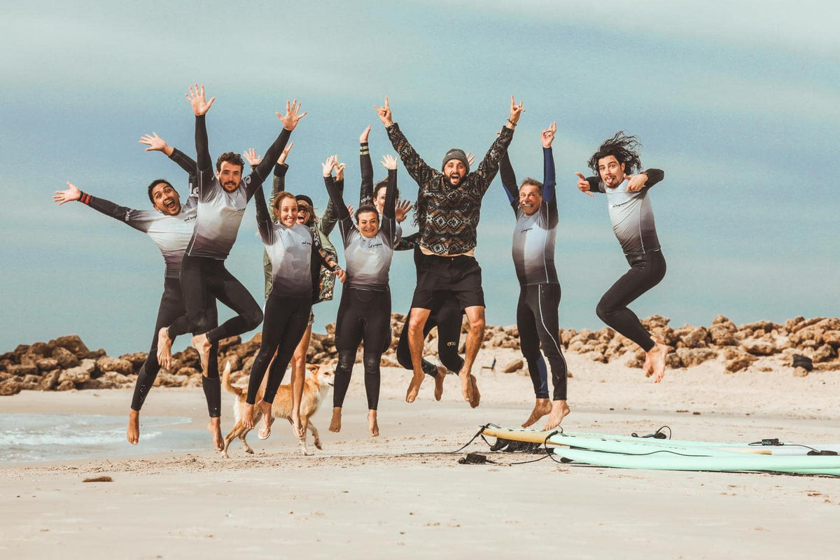 Le groupe saute de joie sur la plage