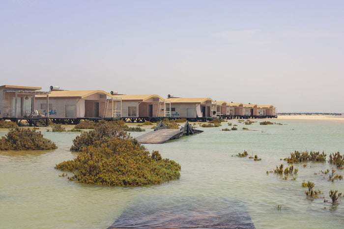 Les bungalows de l’éco-lodge au bord de la lagune