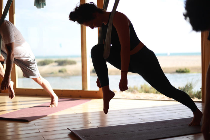 Une séance de yoga aérien face à l’océan