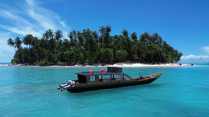 Le bateau du stage devant une île des Mentawai