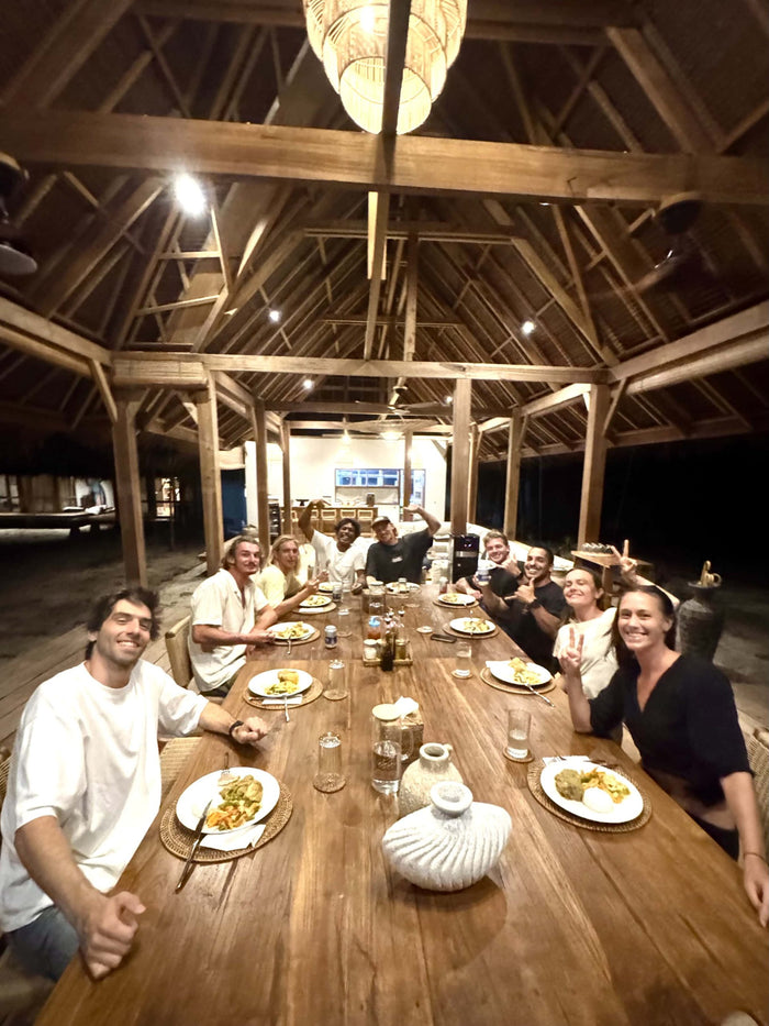 Le groupe à table, le soir, aux Mentawai