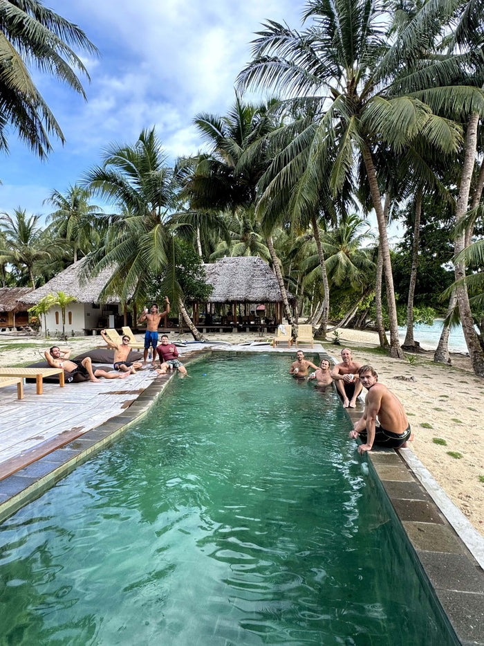Le groupe se détend au bord de la piscine du camp
