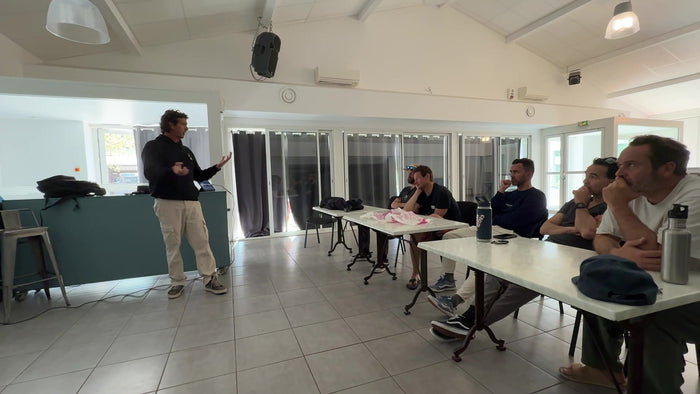 Philippe explique une correction au groupe pendant un week-end coaching