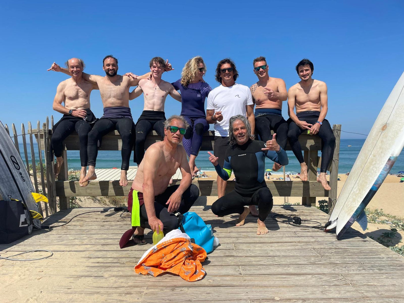 Le groupe d’un week-end coaching réuni sur le ponton après la session, l’océan derrière