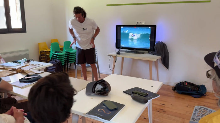 Philippe devant l’écran pendant un débrief de week-end coaching